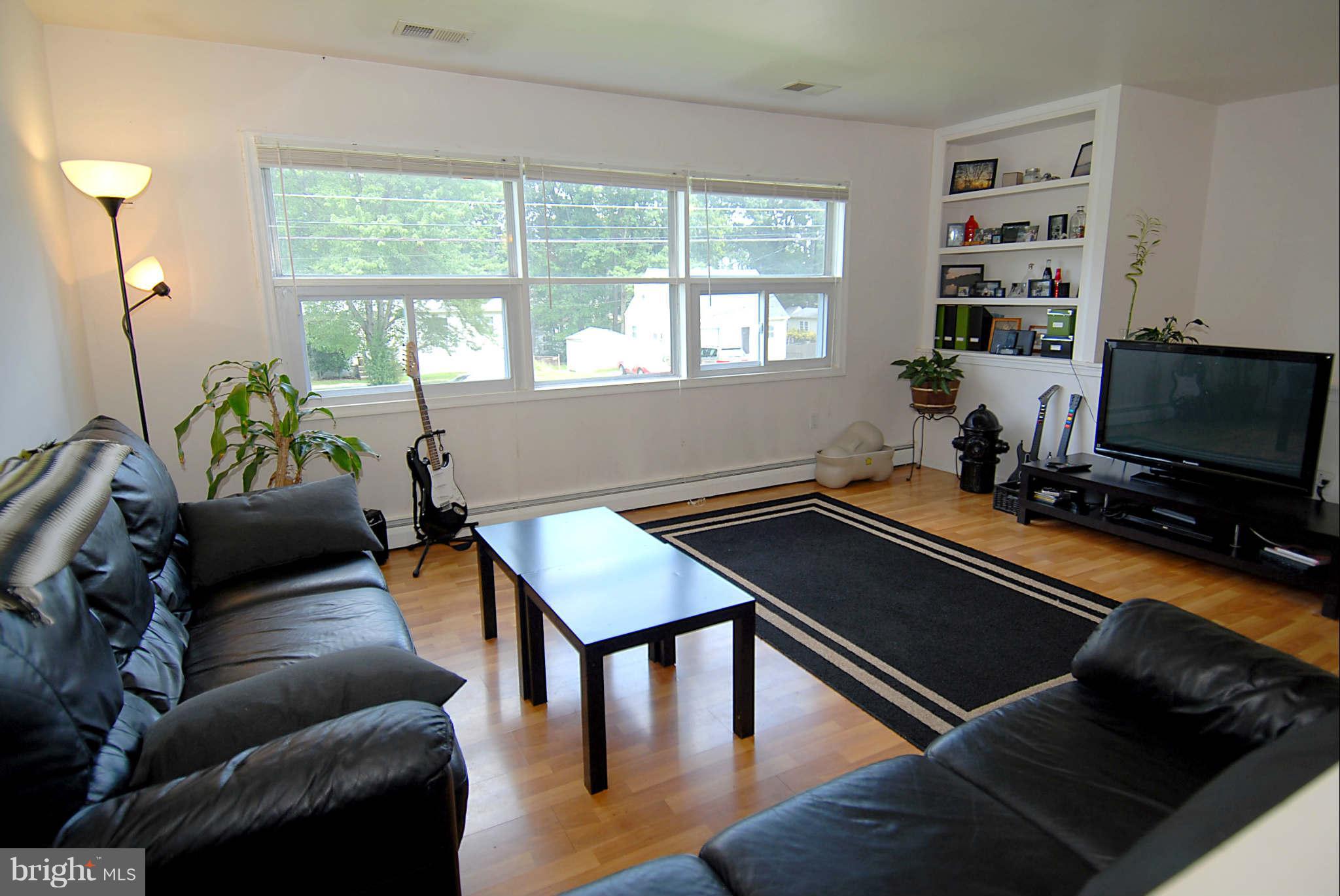 Living Room - Custom Built-in Bookshelves