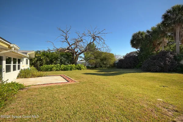 a view of a house with a big yard