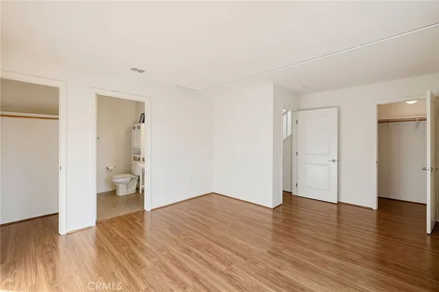 a view of a pathway with a white house