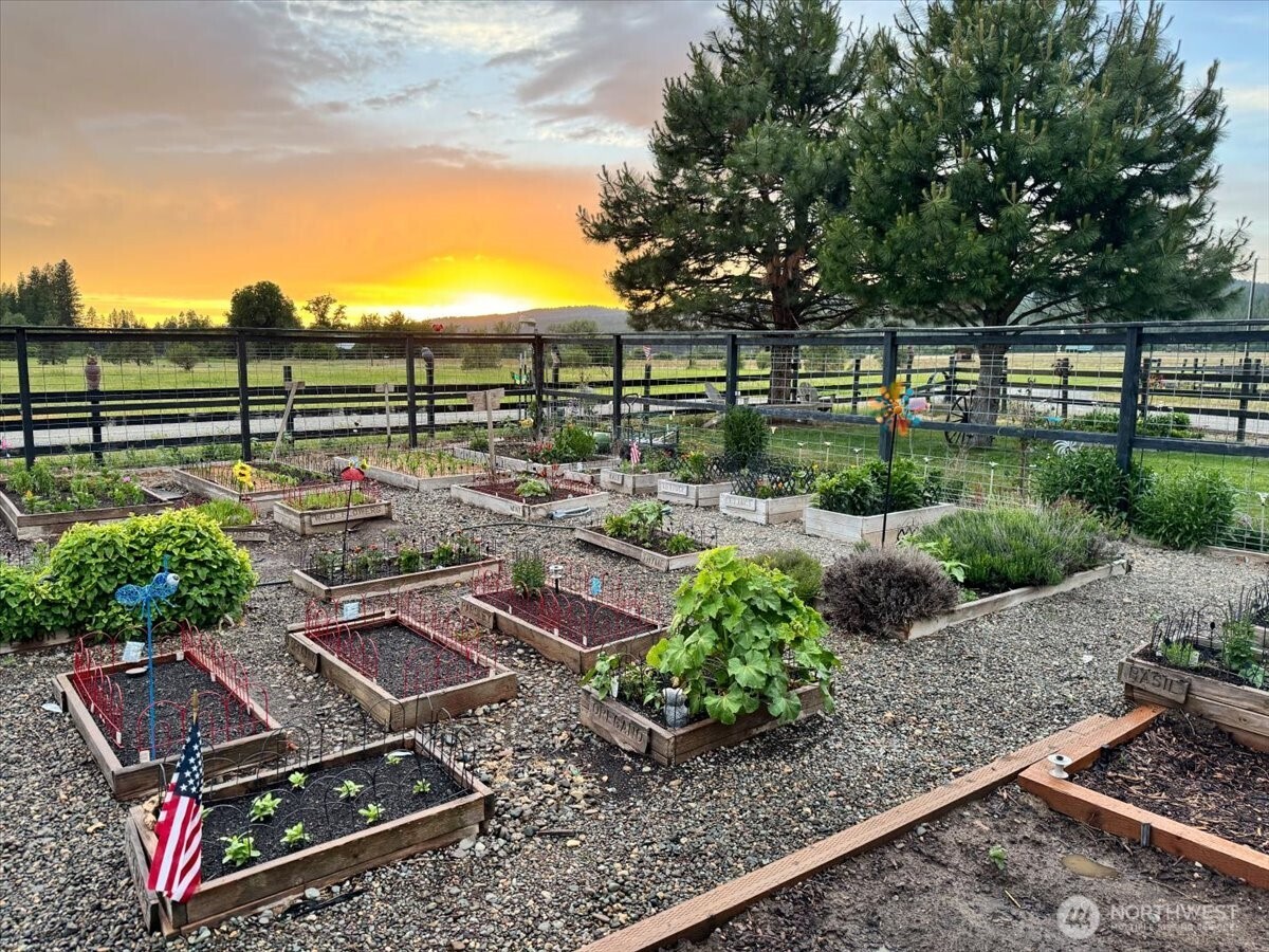 644 Masterson Road Cle Elum, WA 98922 - Photo 6 of 40 a view of a backyard with sitting area