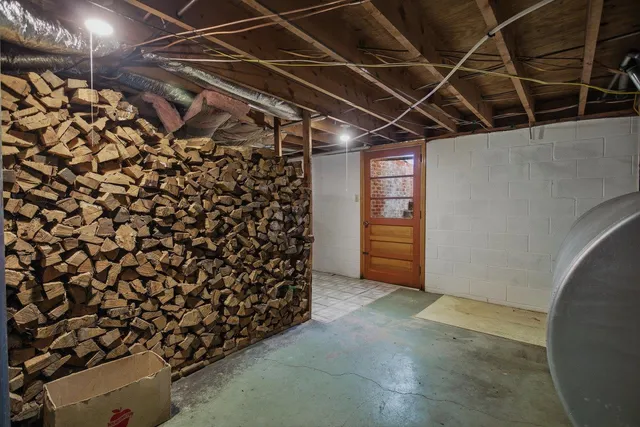 a view of utility room