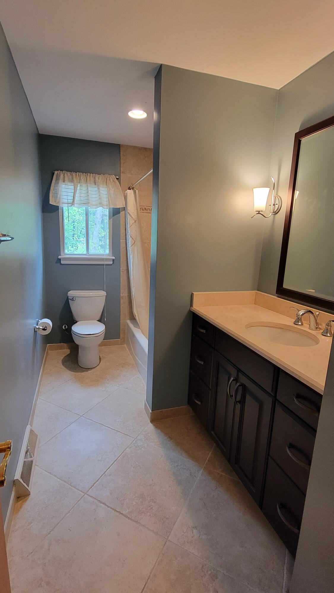 3540 Meadowlark Road Roanoke, VA 24018 - Photo 23 of 26 Hall bath2
