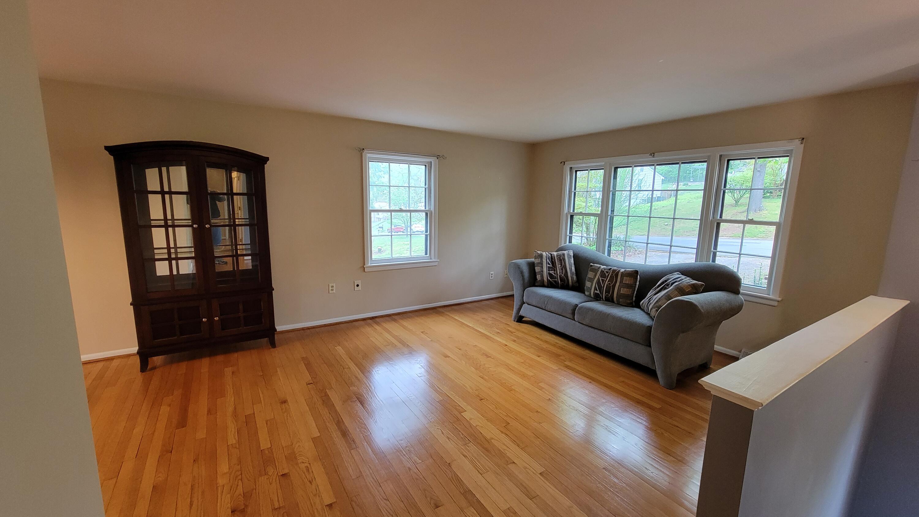 3540 Meadowlark Road Roanoke, VA 24018 - Photo 7 of 26 Livingroom2
