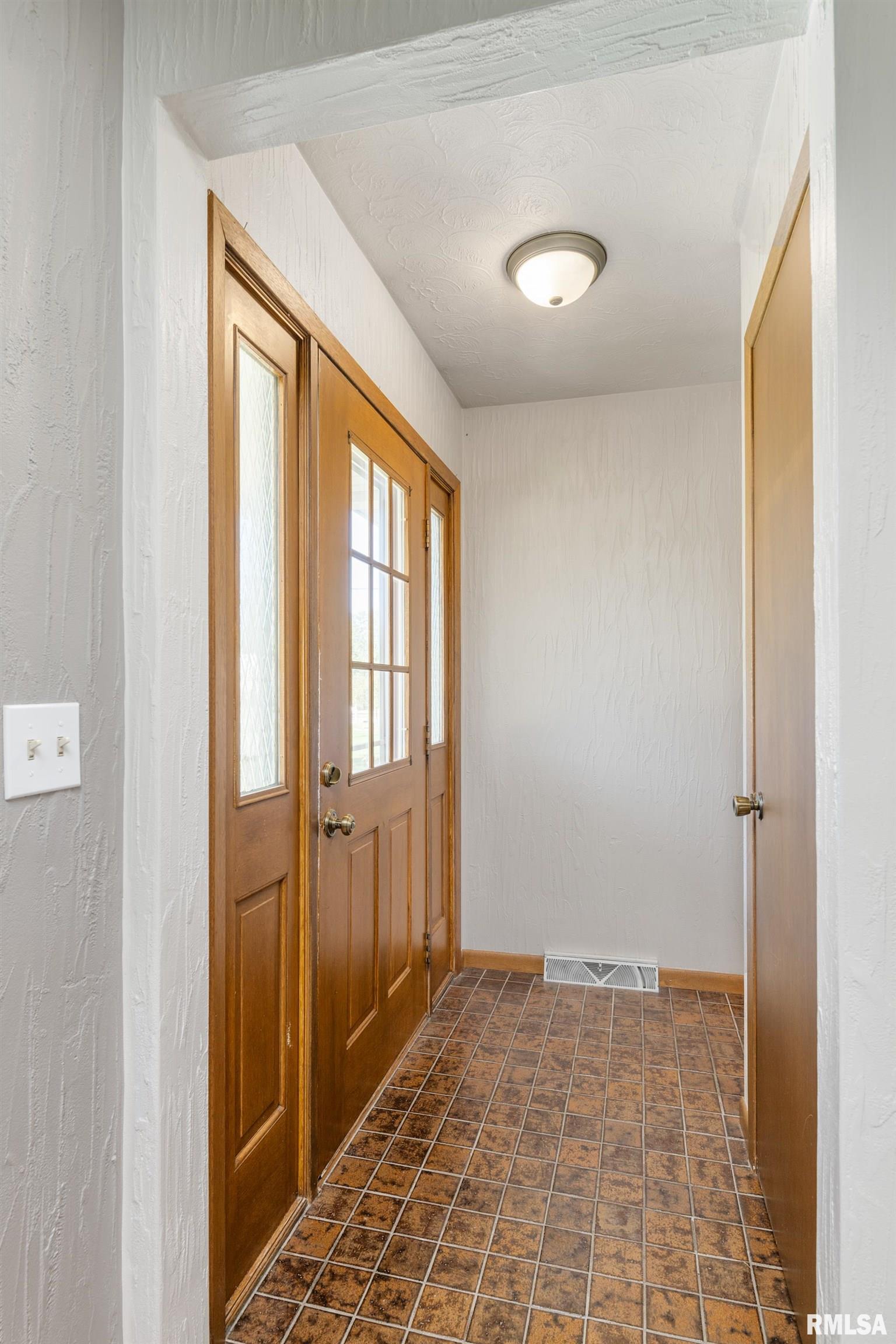 9401 141st Street West Taylor Ridge, IL 61284 - Photo 4 of 32