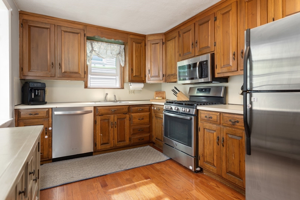 6 Bates Park Avenue Beverly, MA 01915 - Photo 12 of 31