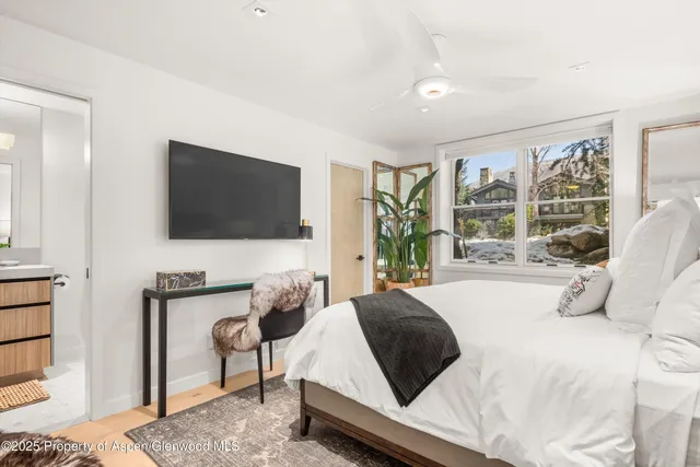 a view of entryway and hall