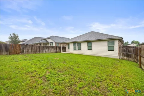 a view of a house with backyard and garden