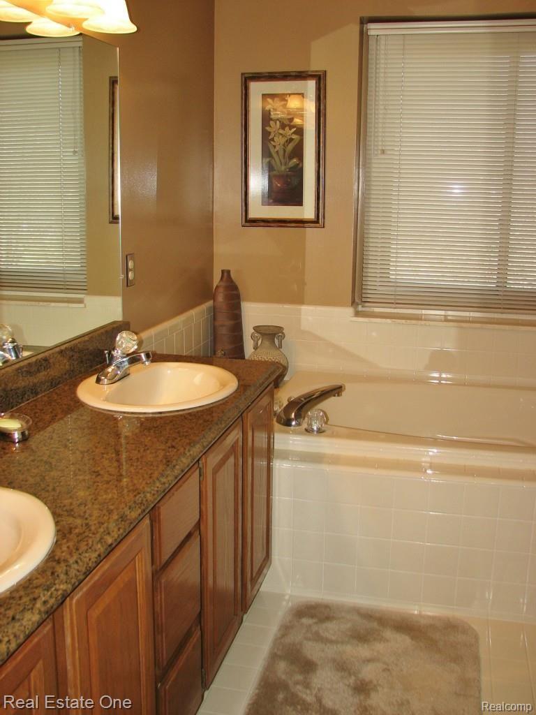 4240 Ridge Side Drive Rochester, MI 48306 - Photo 15 of 23 15 Master Bathroom.jpg