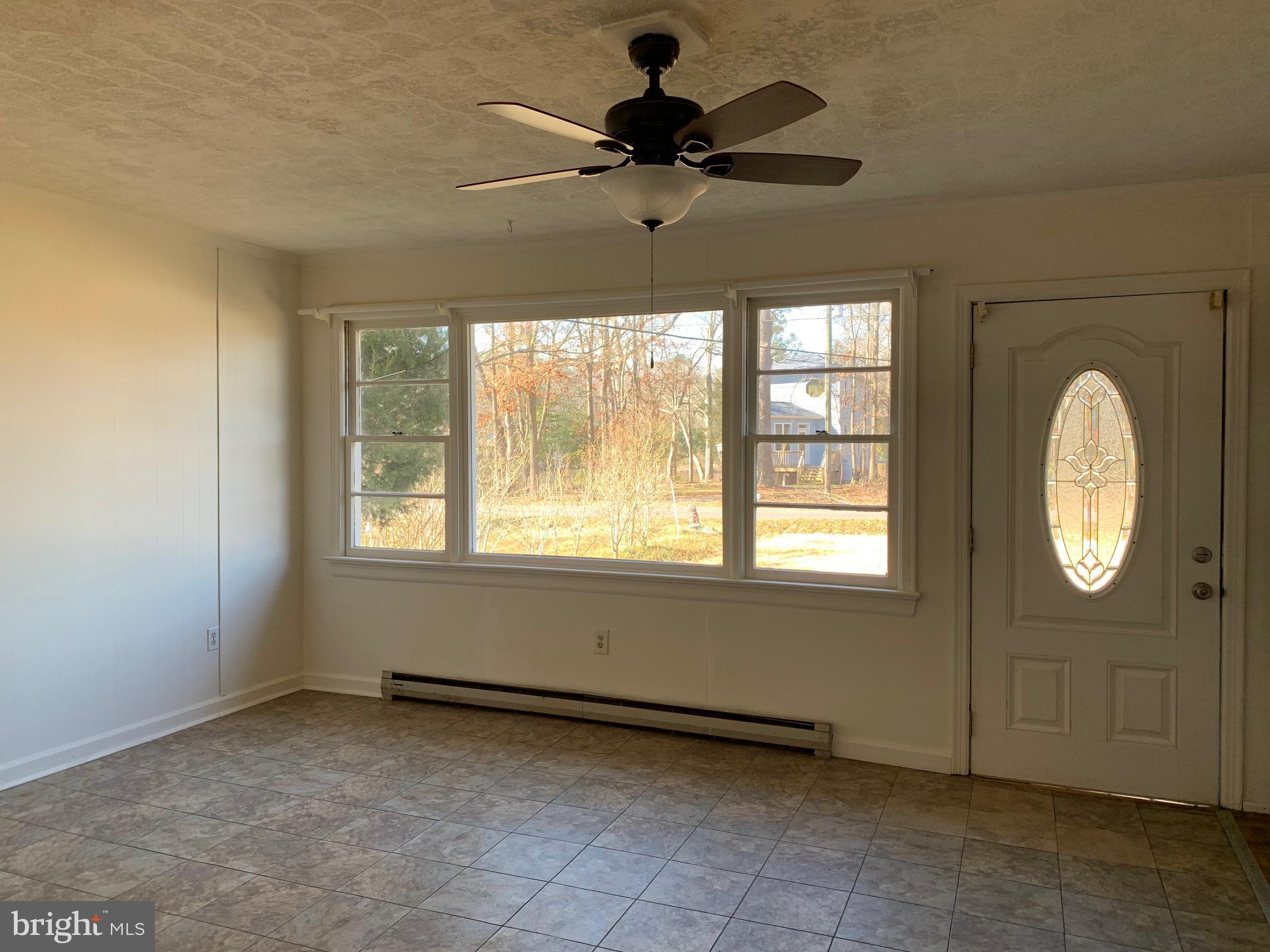 412 Lake Drive Colonial Beach, VA 22443 - Photo 2 of 14 Living Room