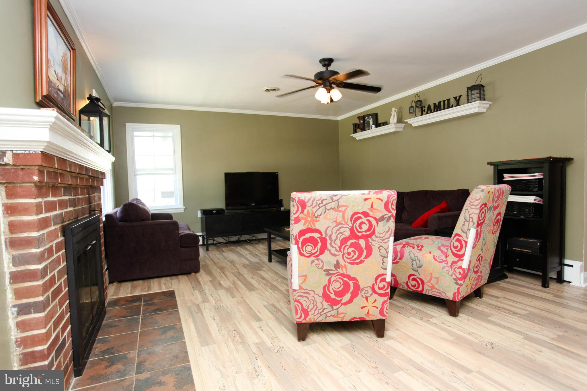 2109 Oak Lodge Road Baltimore, MD 21228 - Photo 4 of 25 Living Room