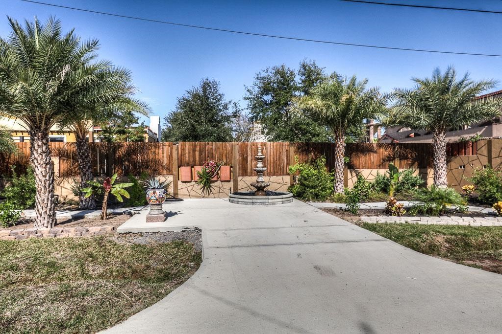 614 Pine Gully Road Seabrook, TX 77586 - Photo 23 of 49 front view of a house with a yard