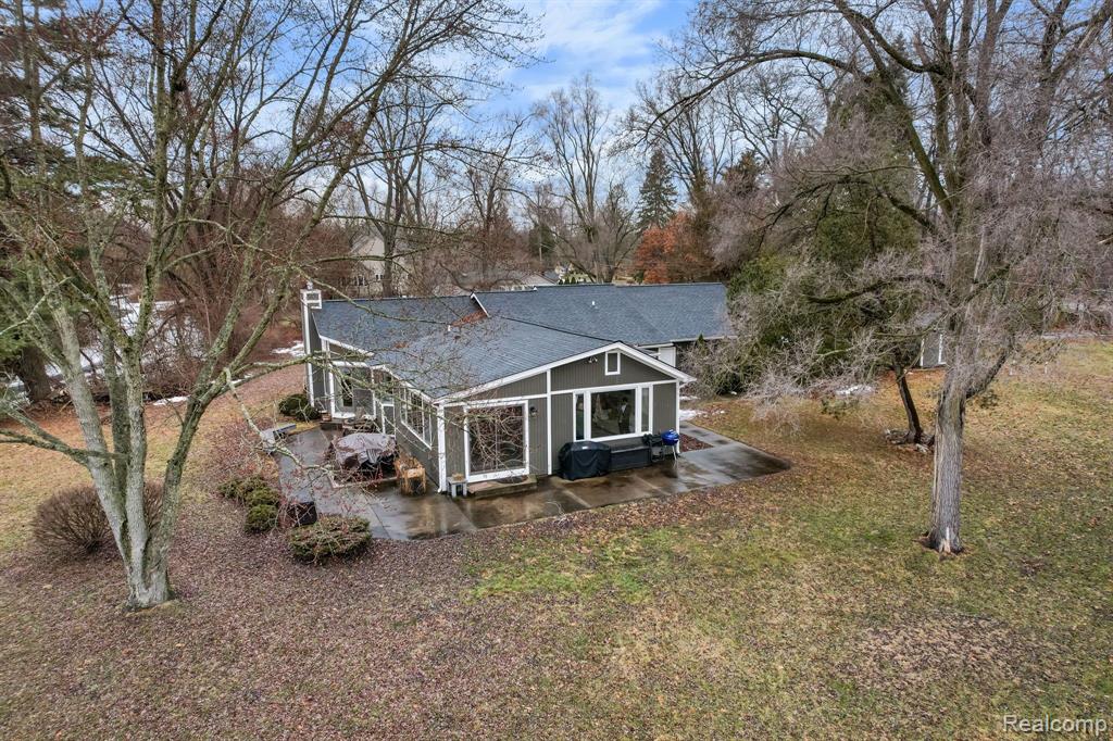 9045 Commerce Road Commerce Township, MI 48382 - Photo 7 of 46