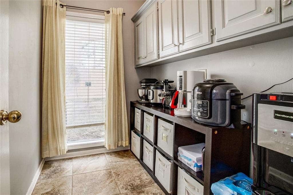 46 Northeast Shoreview Drive Lee's Summit, MO 64064 - Photo 12 of 34