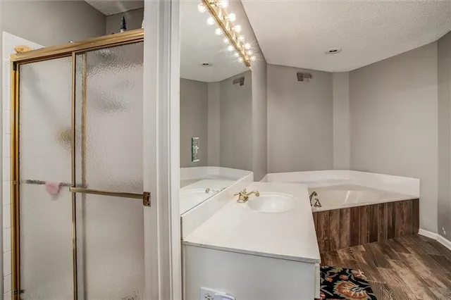 $539,900 | 46 Northeast Shoreview Drive, Lee's Summit, MO 64064