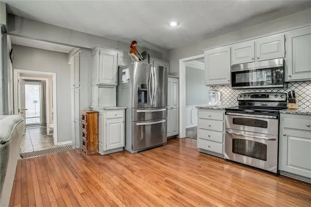 $539,900 | 46 Northeast Shoreview Drive, Lee's Summit, MO 64064