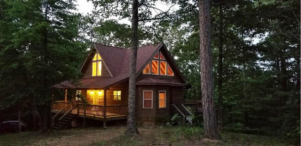 North Georgia Cabin with amazing views, amazing detail in a quite gated community!