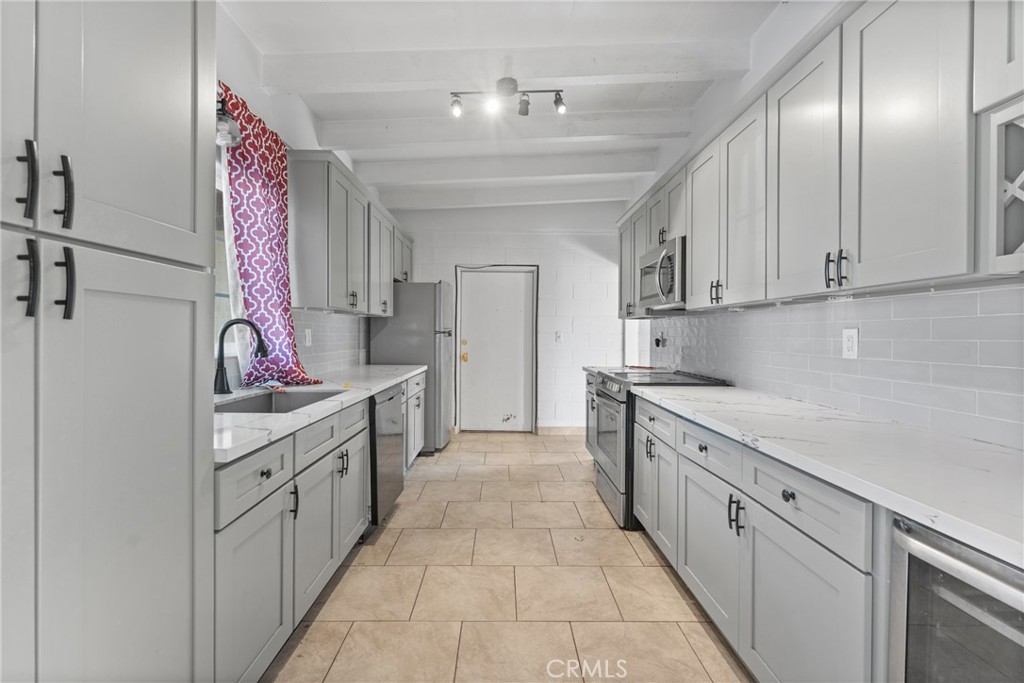 13755 Lakota Road Apple Valley, CA 92307 - Photo 9 of 21