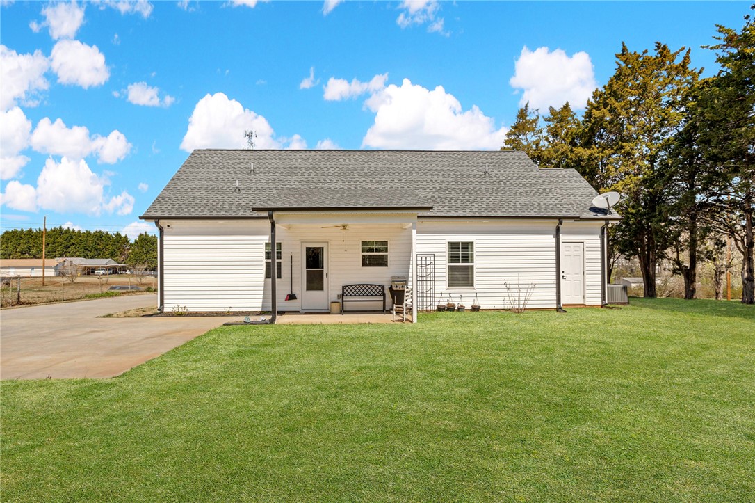 901 West Shockley Ferry Road Anderson, SC 29626 - Photo 23 of 24 LARGE, FLAT BACKYARD!