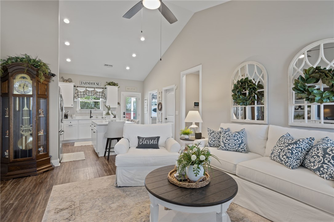 901 West Shockley Ferry Road Anderson, SC 29626 - Photo 4 of 24 HIGH CEILINGS!