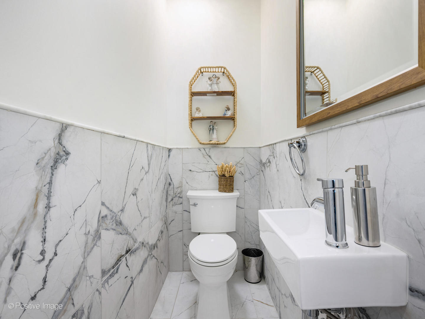 317 East Walnut Street Hinsdale, IL 60521 - Photo 17 of 38 a bathroom with a toilet sink and tub