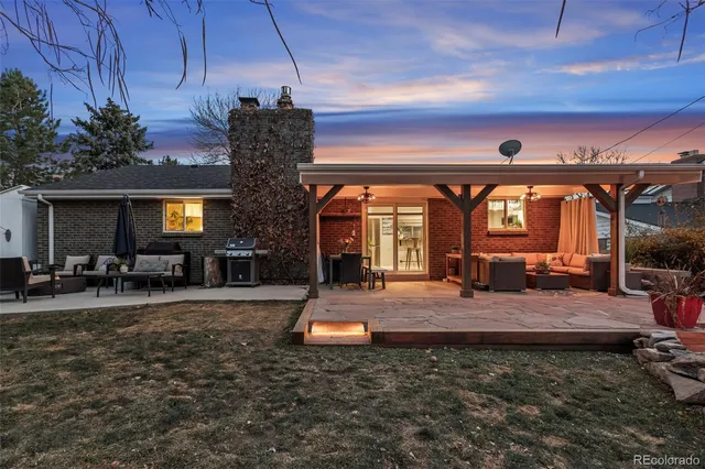 a view of a house with backyard and porch