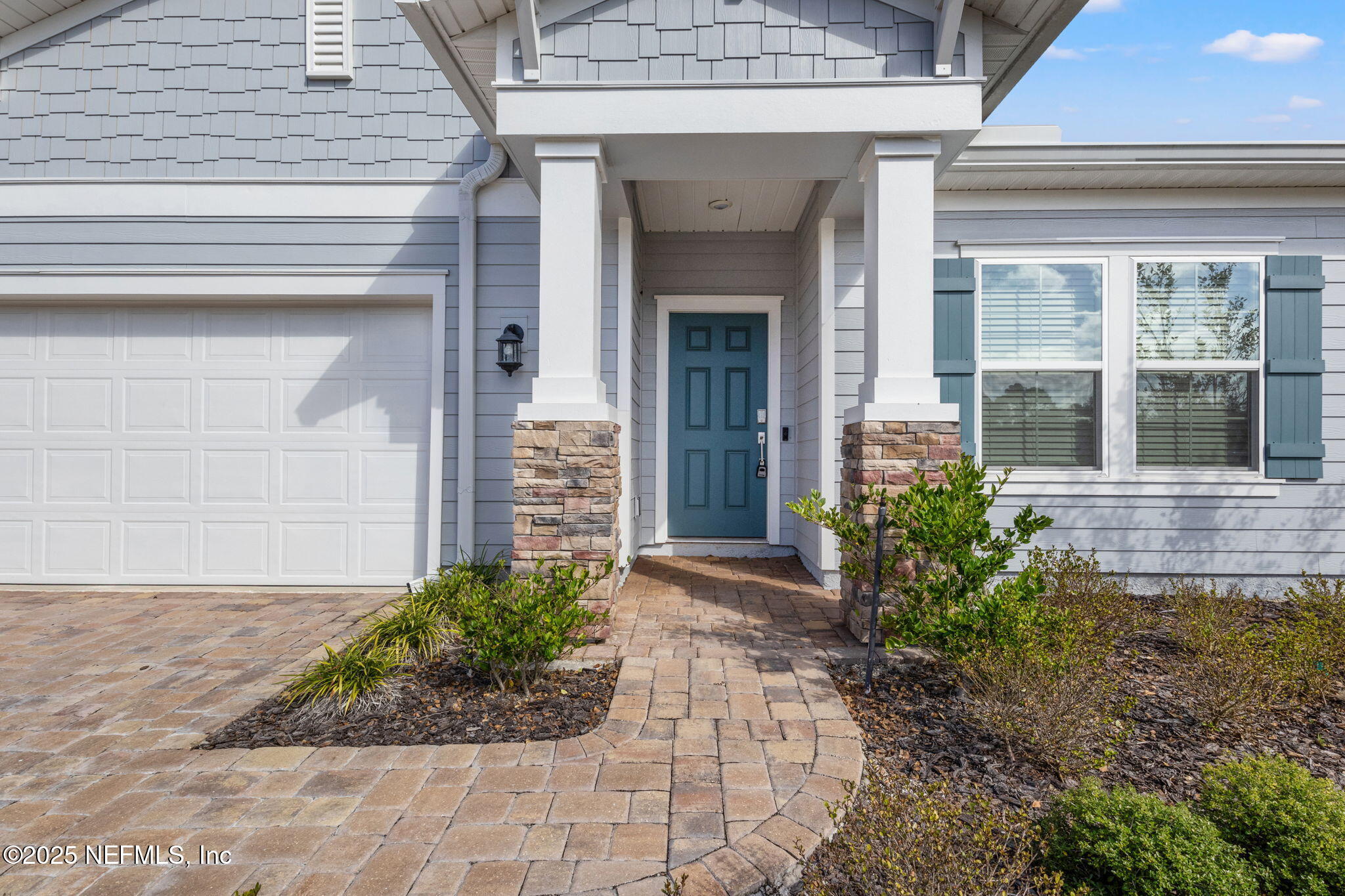 911 Colon Lane Jacksonville, FL 32218 - Photo 4 of 32 a front view of a house with garden
