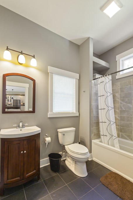 401 Promontory Ridge Seneca, SC 29672 - Photo 29 of 48 Full bath main level