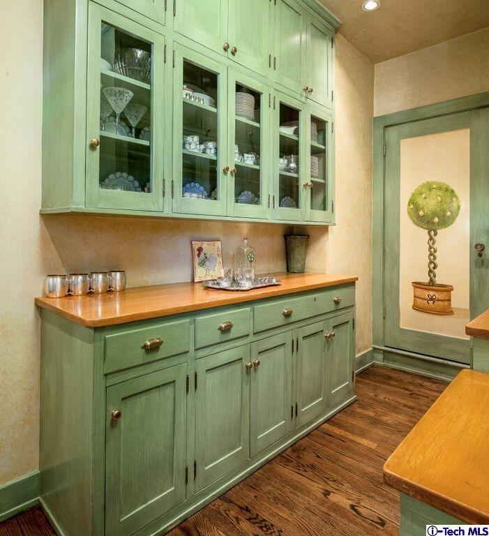 445 Prospect Square Pasadena, CA 91103 - Photo 23 of 45 a kitchen with a sink and a mirror