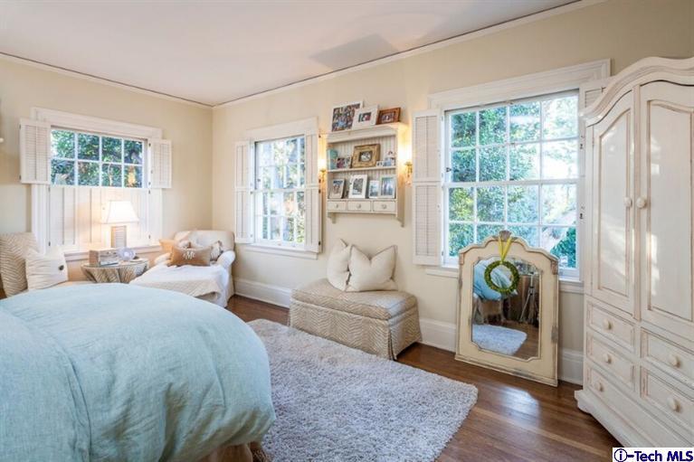 445 Prospect Square Pasadena, CA 91103 - Photo 33 of 45 a bedroom with two beds and a couch