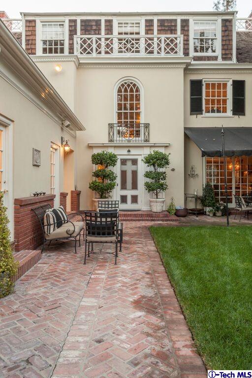 445 Prospect Square Pasadena, CA 91103 - Photo 44 of 45 a view of a patio with table and chairs