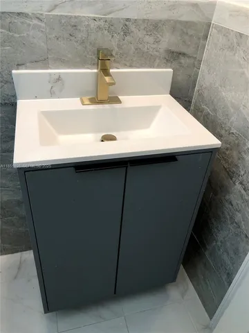 a close view of sink
