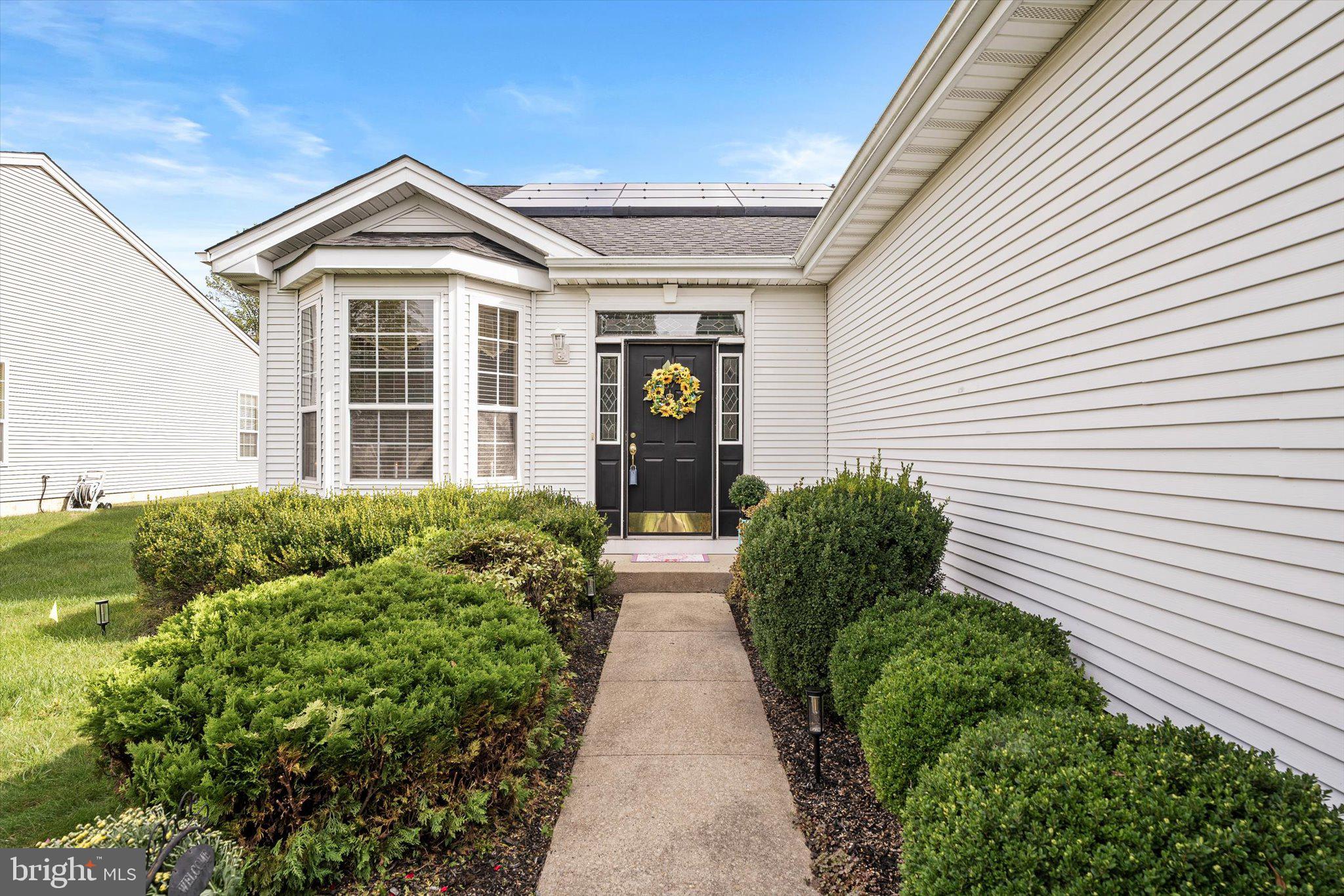 87 Chamber Lane Columbus, NJ 08022 - Photo 4 of 42 a front view of a house with garden