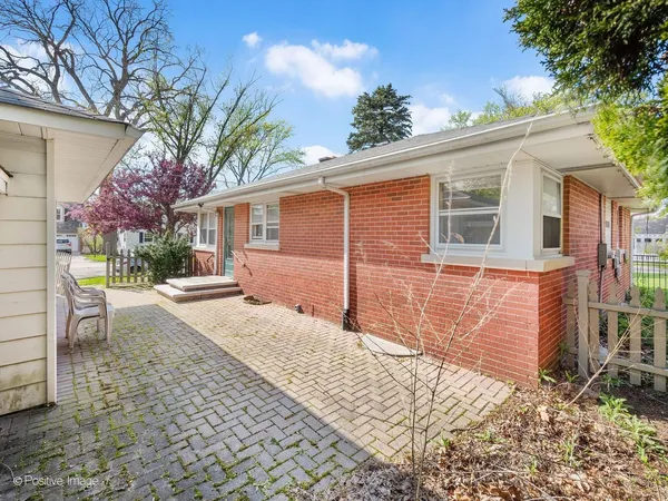 $430,000 | 405 Greenfield Avenue, Glen Ellyn, IL 60137
