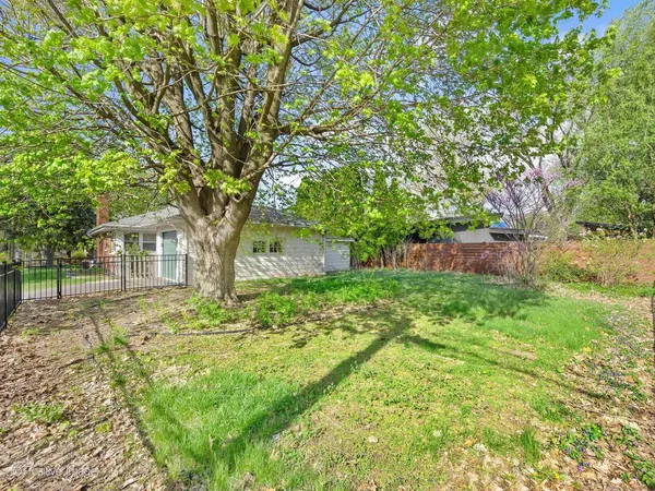 $430,000 | 405 Greenfield Avenue, Glen Ellyn, IL 60137