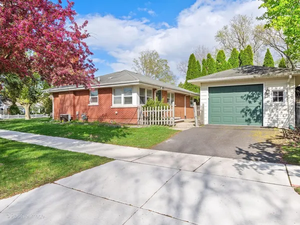 $430,000 | 405 Greenfield Avenue, Glen Ellyn, IL 60137