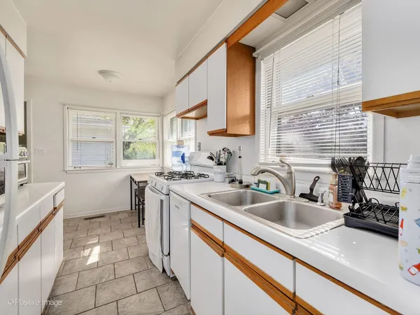 $430,000 | 405 Greenfield Avenue, Glen Ellyn, IL 60137