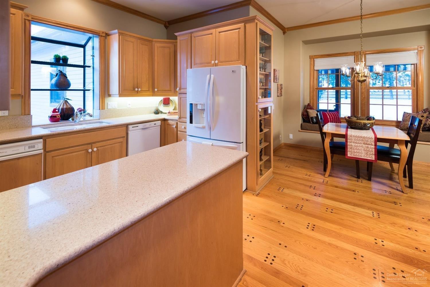 16190 Foothill Loop Sisters, OR 97759 - Photo 9 of 25 Main House Kitchen with Breakfast Nook