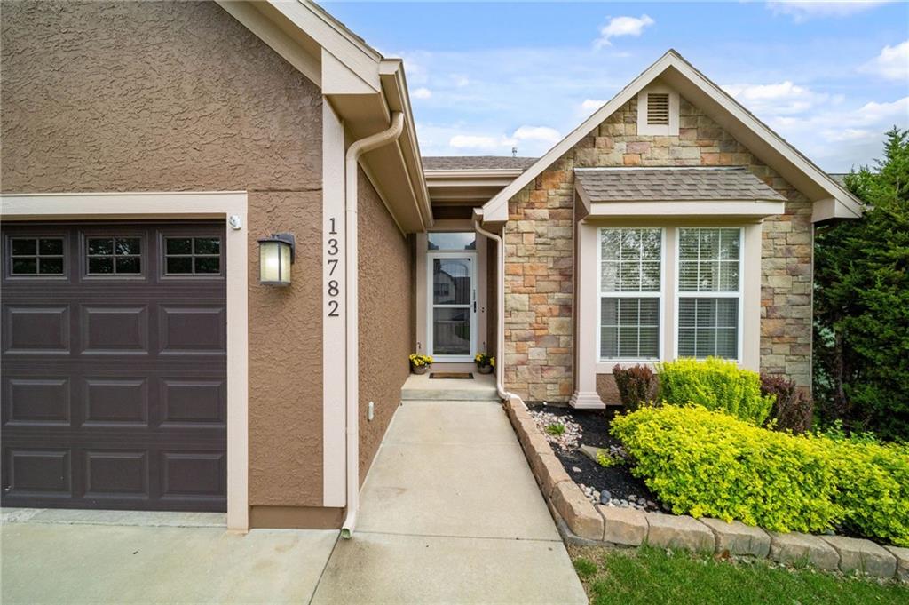 13782 Valleyview Way Bonner Springs, KS 66012 - Photo 3 of 33