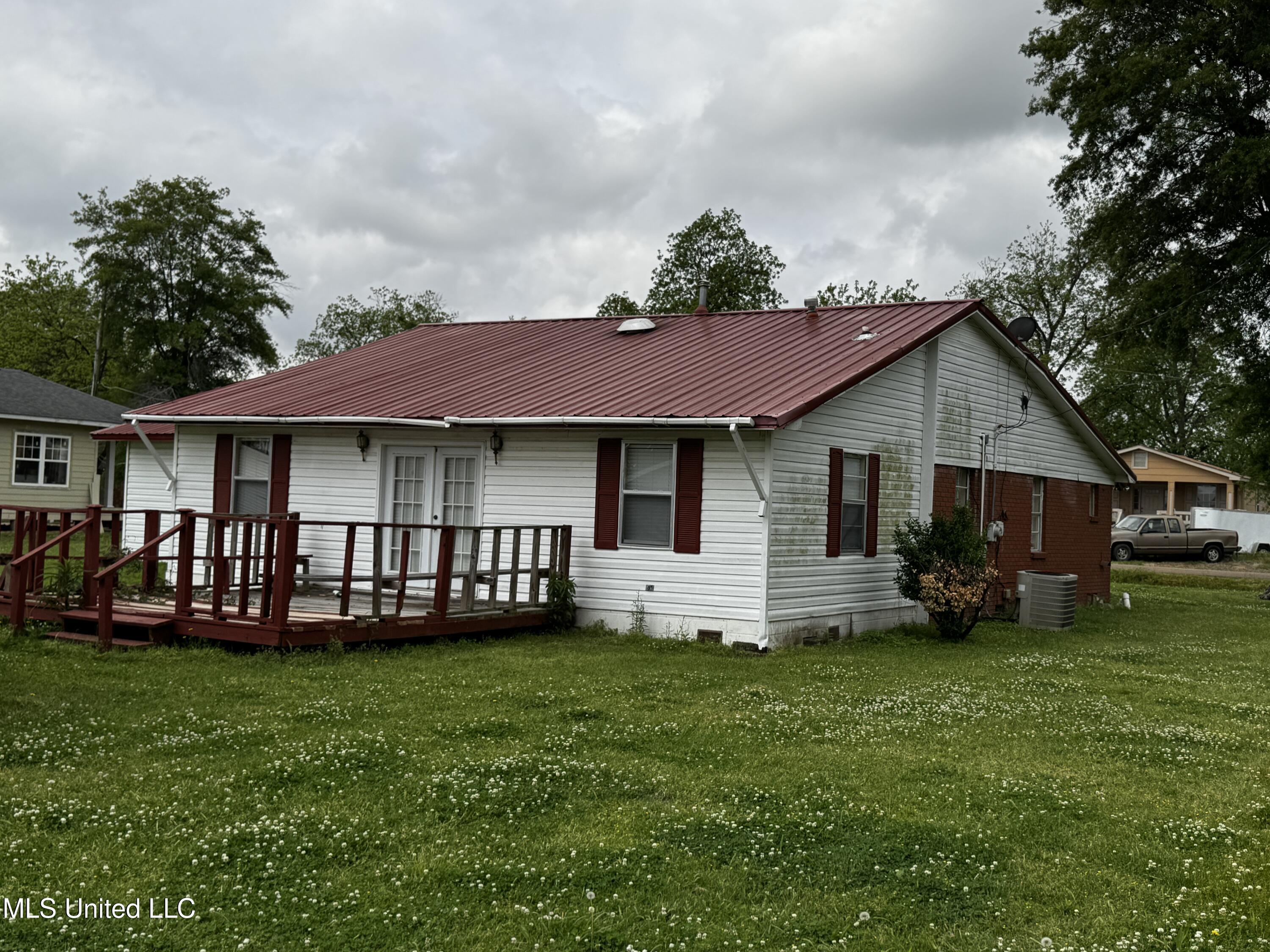 13 2nd Street Cleveland, MS 38732 - Photo 6 of 26 IMG_2353