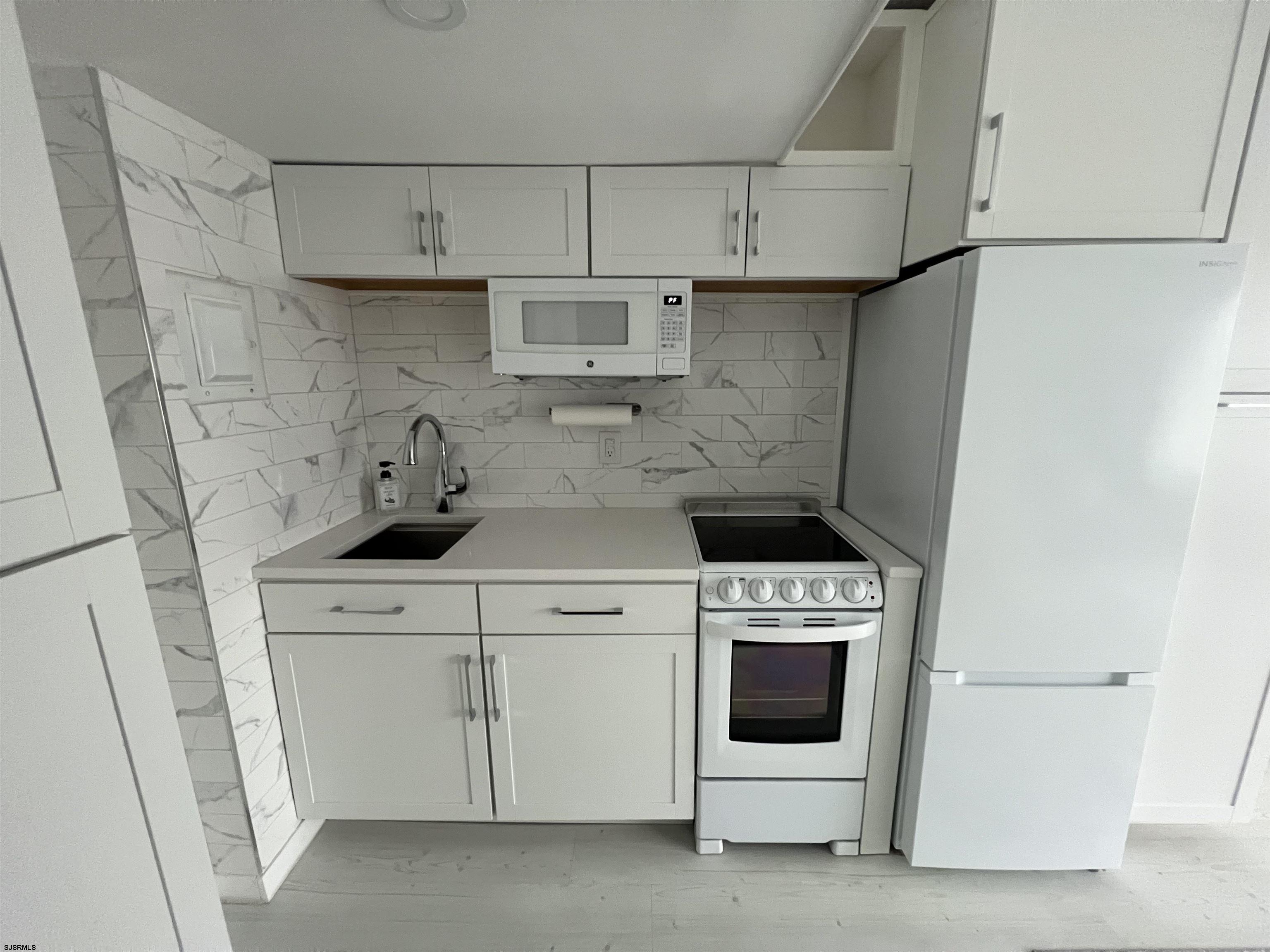 3501 Boardwalk, Unit B206 Atlantic City, NJ 08401 - Photo 5 of 7 a utility room with dryer and washer