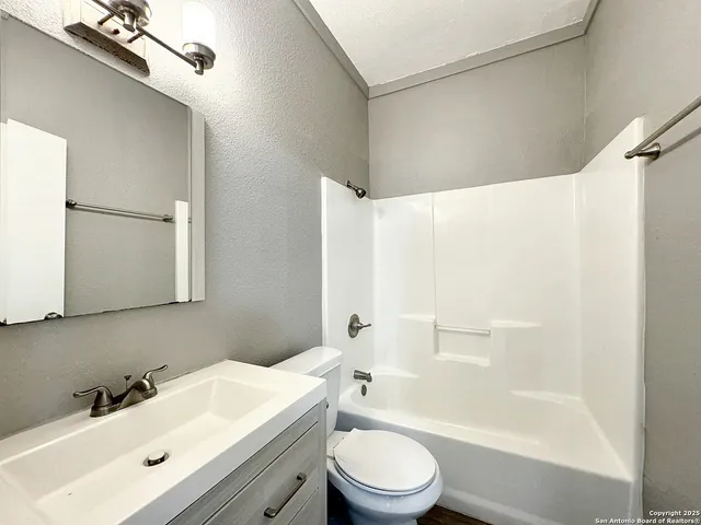 $850 | 321 North Chupaderas Street, Unit 101, San Antonio, TX 78207