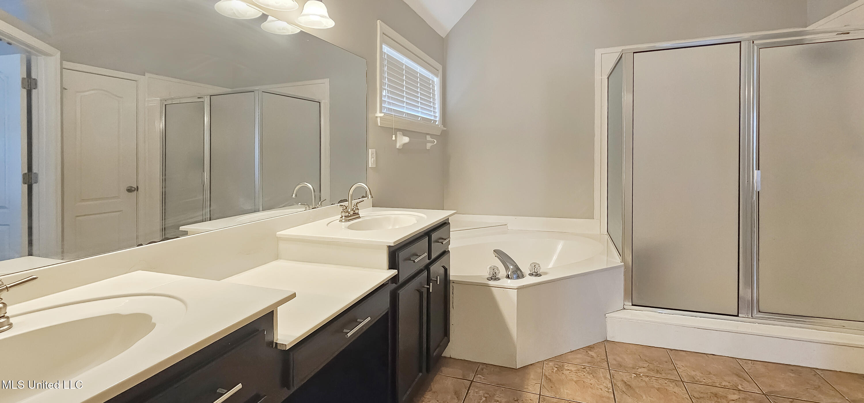 9336 Gee Gee Drive Olive Branch, MS 38654 - Photo 19 of 32 Primary Bath