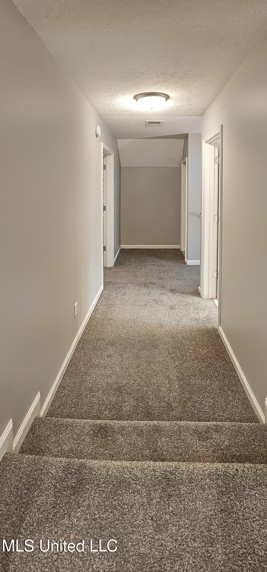 9336 Gee Gee Drive Olive Branch, MS 38654 - Photo 25 of 32 Upstairs Hallway