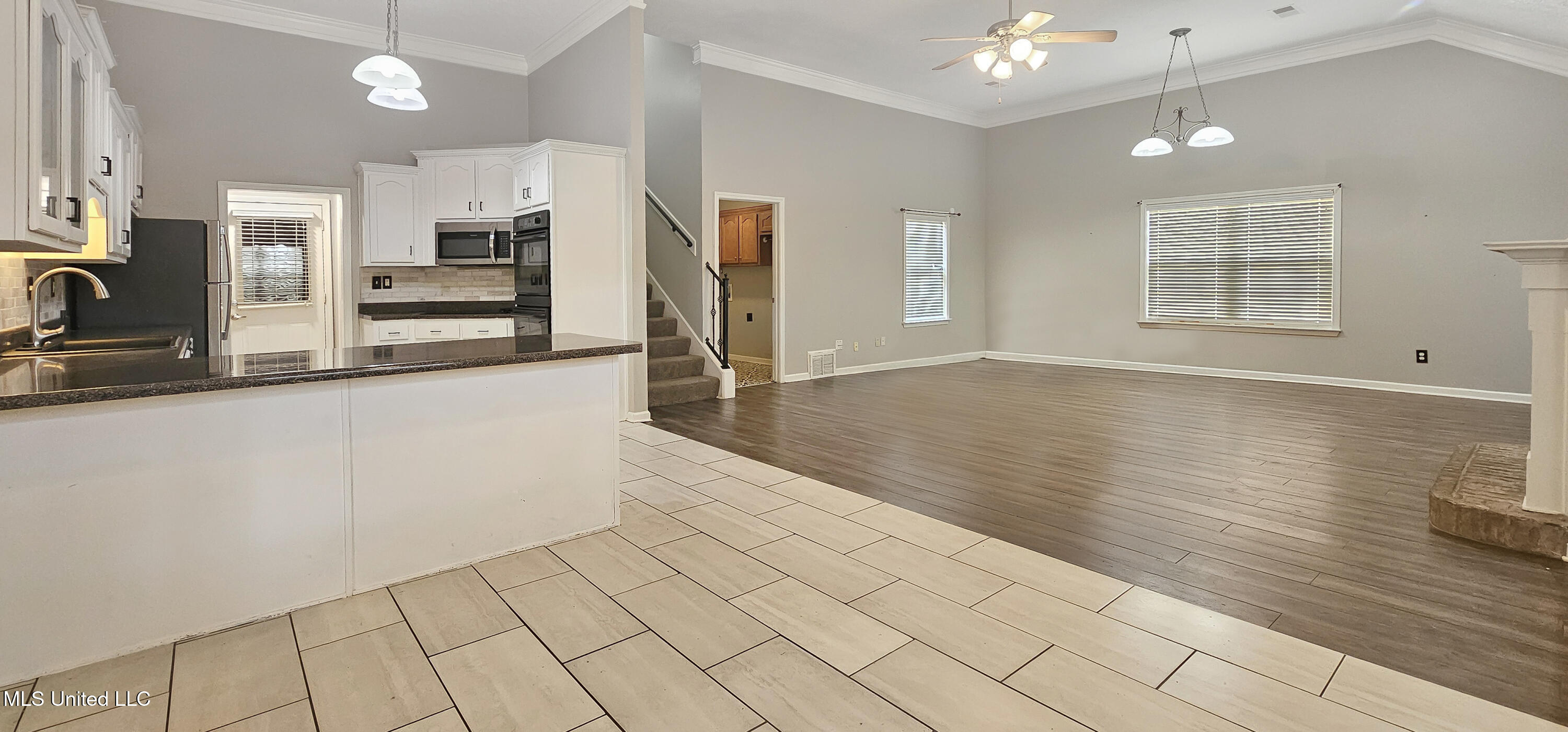 9336 Gee Gee Drive Olive Branch, MS 38654 - Photo 9 of 32 Kitchen & Hearth Room