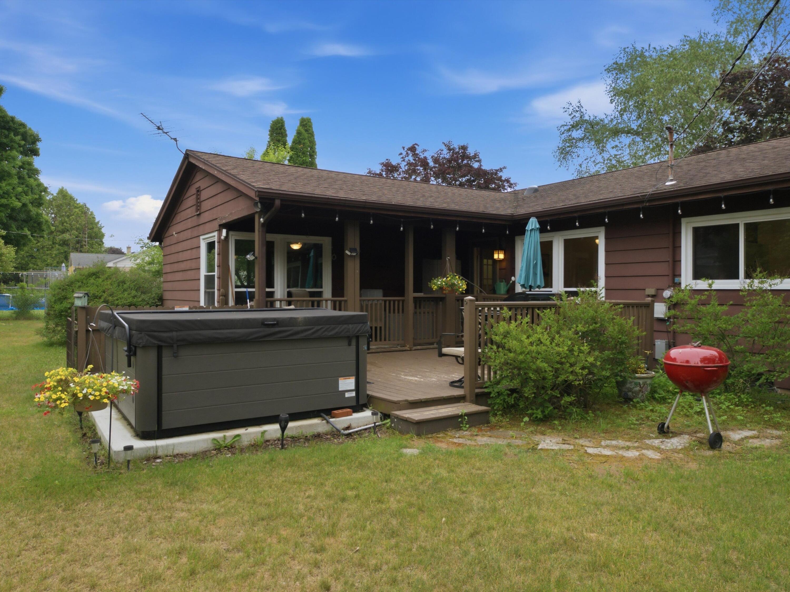2830 35th Street Two Rivers, WI 54241 - Photo 4 of 32 05-DSC01133