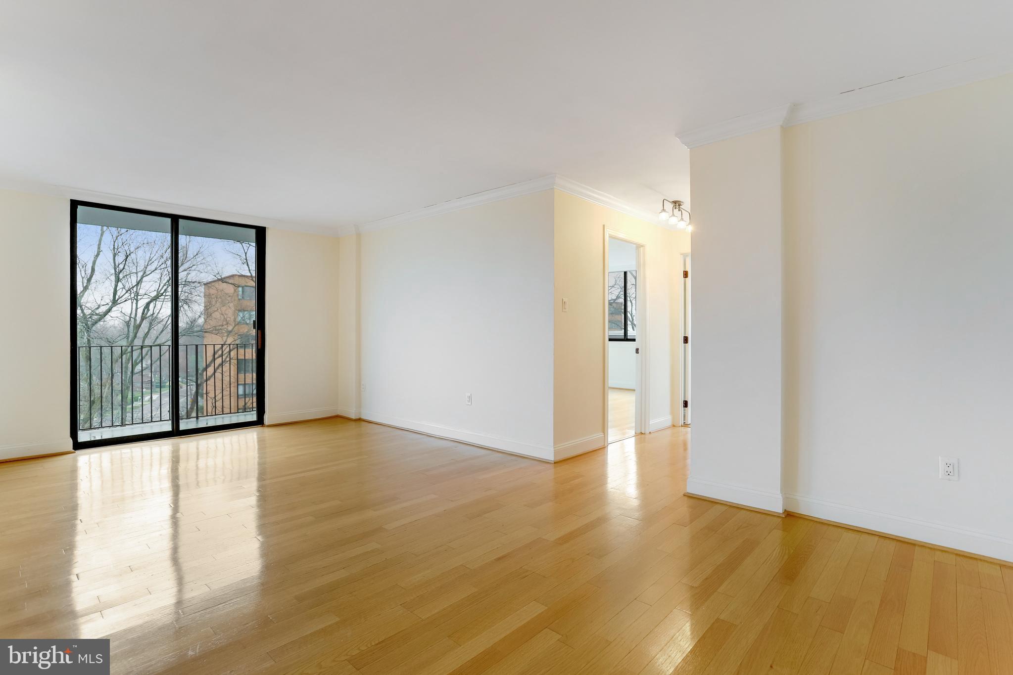 4401 Cherry Hill Road, Unit 46 Arlington, VA 22207 - Photo 6 of 34 Living Room Area