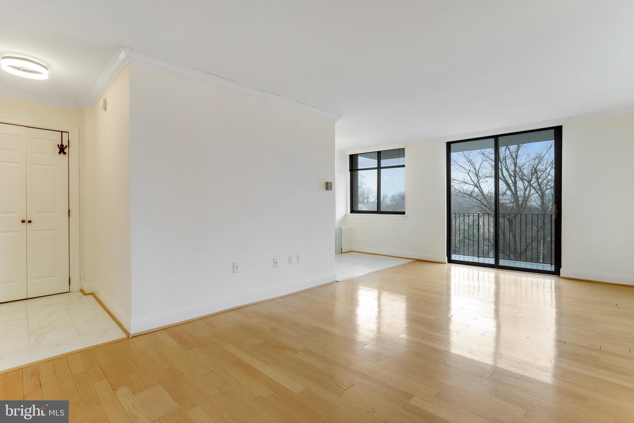 4401 Cherry Hill Road, Unit 46 Arlington, VA 22207 - Photo 7 of 34 Living Room Area