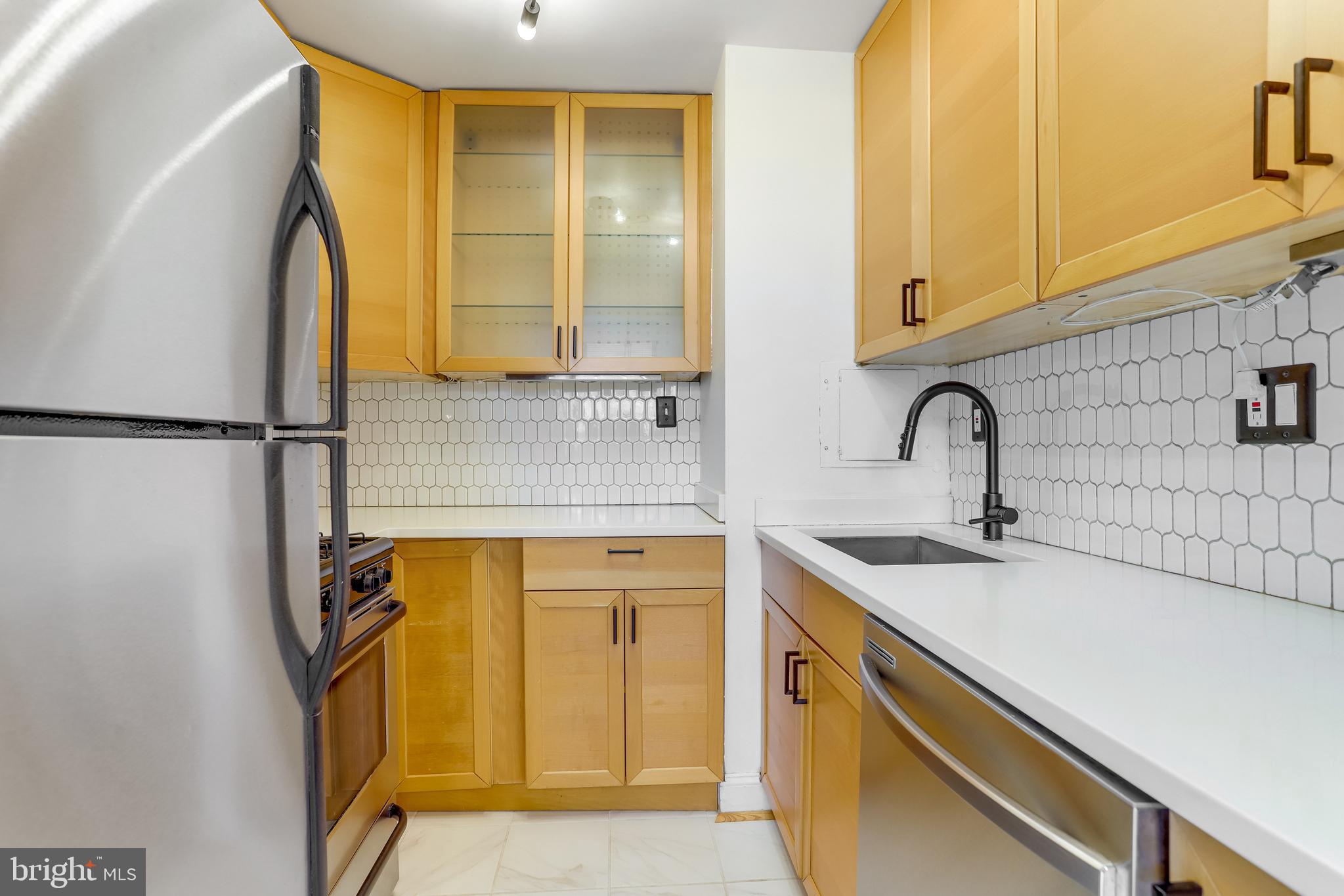 4401 Cherry Hill Road, Unit 46 Arlington, VA 22207 - Photo 9 of 34 Updated Kitchen