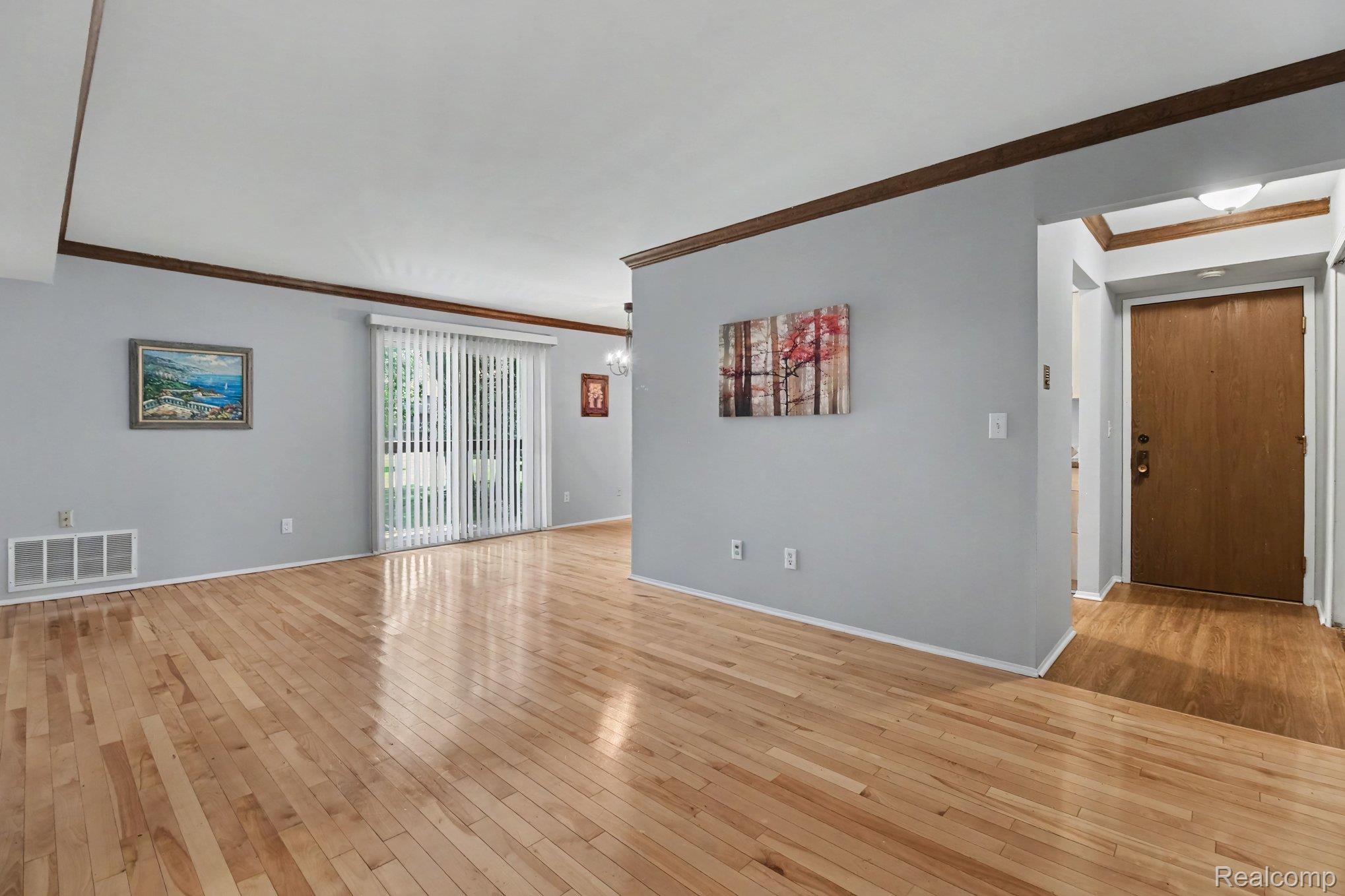 29890 West 12 Mile Road, Unit 907 Farmington, MI 48334 - Photo 4 of 18 006_file_9056.jpg