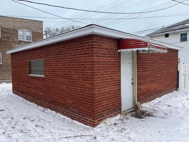 a view of a garage room